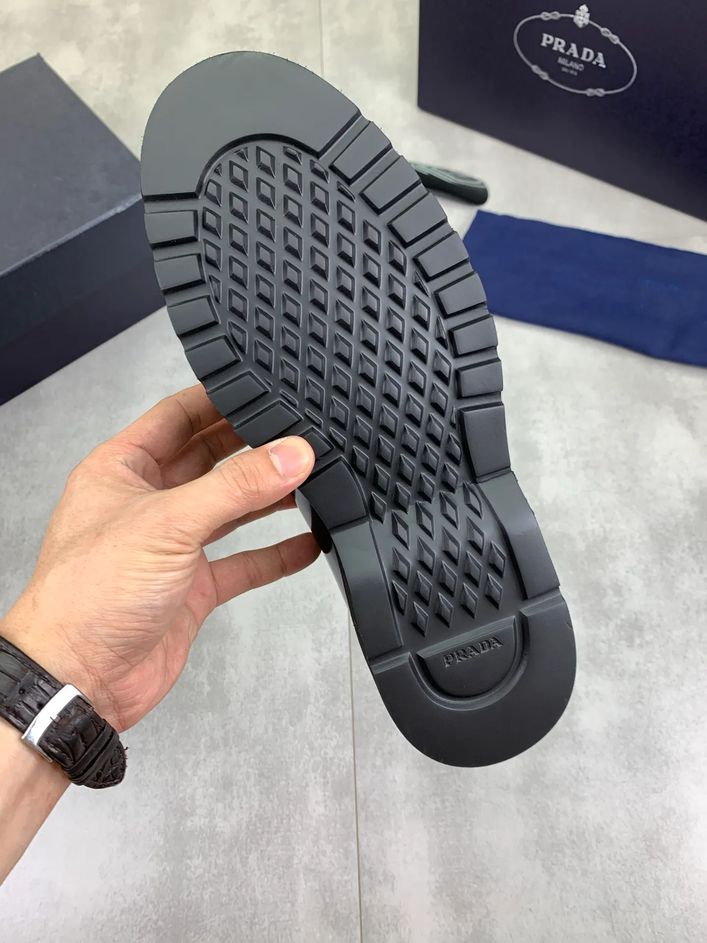 Factory price P880💰Original quality, top version🔱 ＰＲＡＤＡPrada. Men’s business casual leather shoes, top quality products. 1:1 shipment⬆️Luxurious and noble👞All imported original color-brushed edge beads, just to create a more comfortable wearing experience. Upper: Original comfortable open-edge bead rubbed color calfskin➕Top imported water-dyed full cow lining, original high-end lightweight and comfortable TPU foam combination bottom✔️Code number: 39-44 (38 45) 46 47 can be customized)